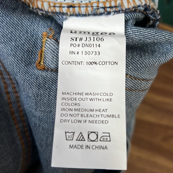 NWT Umgee Light Wash Distressed Button Fly Boyfriend Shorts - Picture 6 of 7